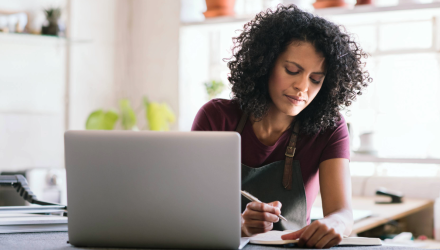 Jeune femme en train de travailler sur son ordinateur