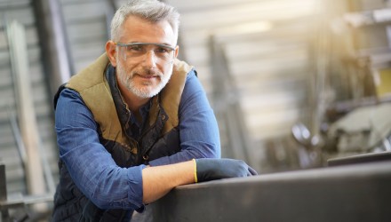 Artisan ferronnier plutôt âgé