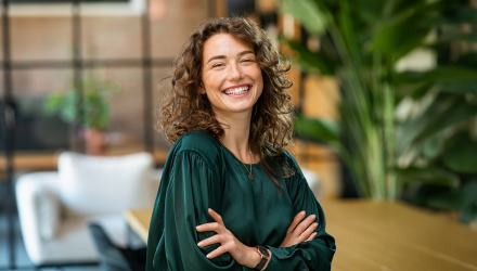Jeune femme souriante