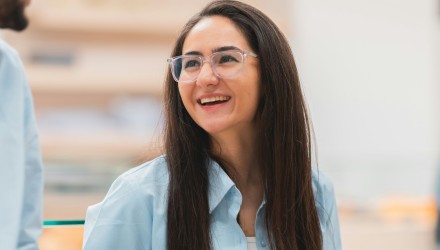 Opticienne souriante