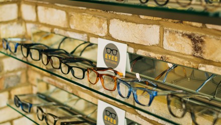 Une rangées de lunettes en boutique