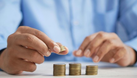 homme calculant les pièces d'euros