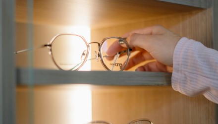 lunettes rangées dans une boutique