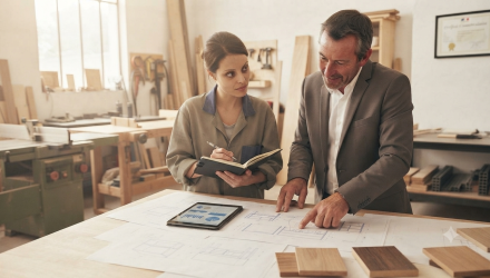 Future cheffe d'entreprise qui écoute les conseil d'un conseiller CMA