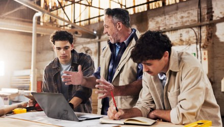 Jeunes créateurs d'entreprise accompagnés d'un conseiller