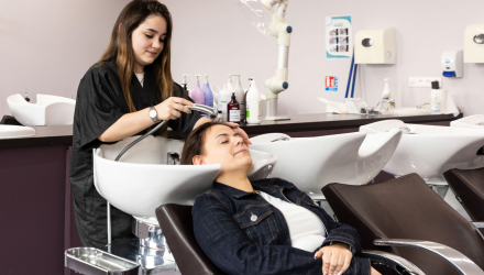Apprentie coiffeuse avec une cliente