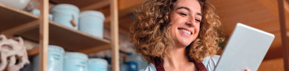 Jeune artisane souriante, une tablette à la main