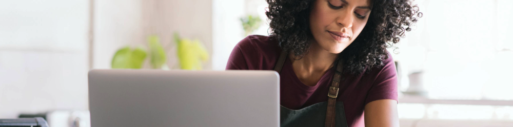 Jeune femme en train de travailler sur son ordinateur