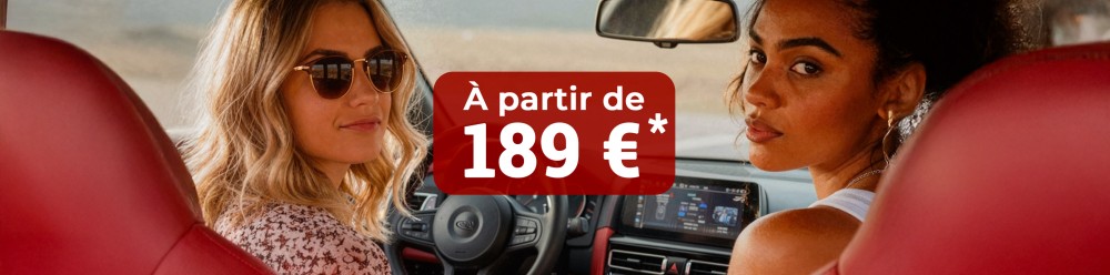 2 femmes à bord d'une voiture qui regardent