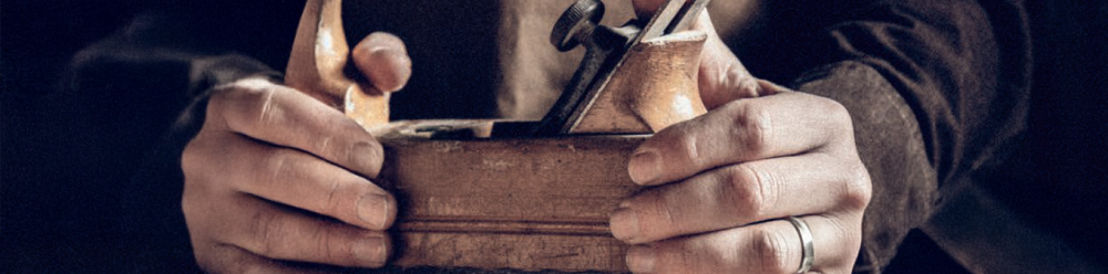 Artisan en plein travail manuel