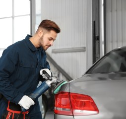 Carrossier travaille sur une voiture