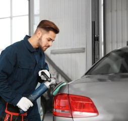 Carrossier travaille sur une voiture
