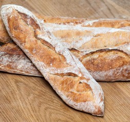 Baguettes tradition sur une table en bois