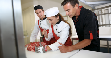 Apprentie Boucher découpe de la viande
