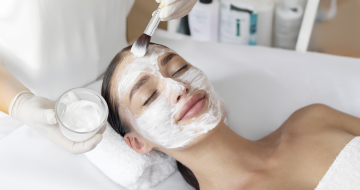 Cosméticienne applique un masque beauté sur une cliente