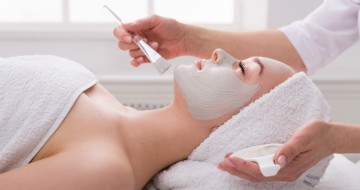 Application d'une crème sur une cliente par une cosméticienne