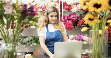 Fleuriste sur son ordinateur dans sa boutique
