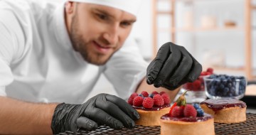 Pâtissier prépare des tartelettes framboise