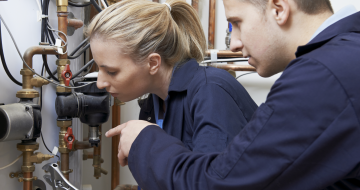 Deux plombiers en plein travail