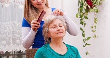Socio coiffeuse coiffe une personne âgée