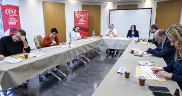 Le jury qui goûte les bûches