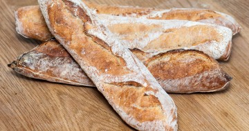Baguettes tradition sur une table en bois