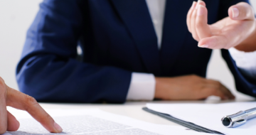 Personne en discussion autour de documents