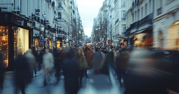 Rue de Paris avec de nombreux piétons en mouvement
