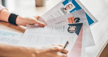 Personne tenant des CV