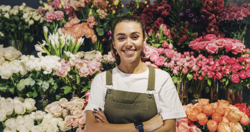 Jeune fleuriste souriante