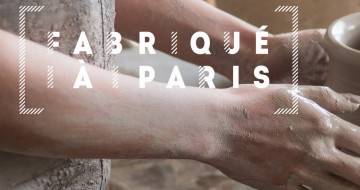 Mains faisant de la poterie avec la mention "Fabriqué à Paris" entre crochet
