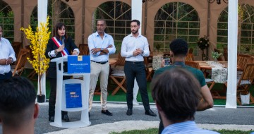 Mercredi 3 juillet, la commune du Coudray-Montceaux et la CMA Île-de-France ont officialisé la signature d’une charte de proximité « Consommez local, consommez artisanal », lors d’un temps fort organisé au Domaine de la Guiche.  Cette charte traduit un engagement commun pour valoriser les savoir-faire locaux, accompagner les artisans déjà installés et encourager l’implantation de nouvelles entreprises artisanales. Avec 122 entreprises artisanales représentant 36 % du tissu économique local, l’artisanat occu