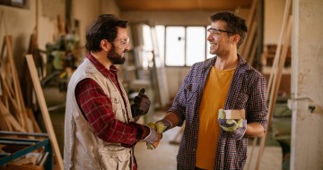 Poignée de main entre deux hommes dans un atelier