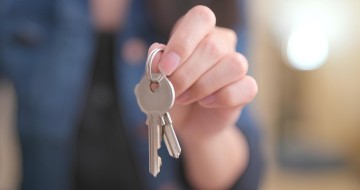 Femme qui tient des clés