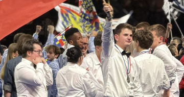 photo de lilyan avec le drapeau IDF et sa médaille 