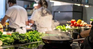 Cuisiniers en plein travail