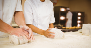 Une équipe de boulangers pétrissant la pâte