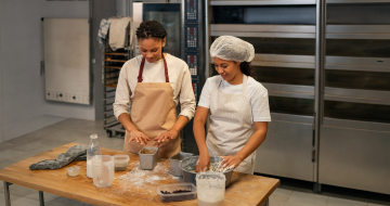 deux pâtissières  en plein travail