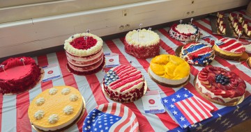 table avec les pâtisseries