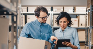 deux personnes dans un stock avec des cartons