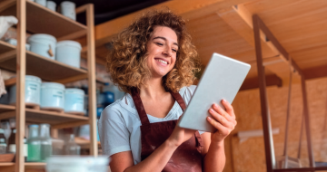 femme qui sourit tablette en main