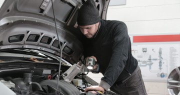 Technicien en formation CAP maintenance véhicules légers travaillant sous le capot d'une voiture