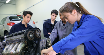 Cours de carrosserie avec un professeur et des élèves