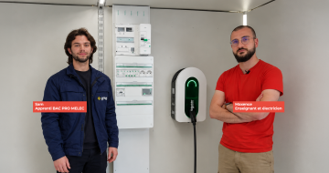 Prof et apprenti électricien devant une borne de recharge IRVE à CMA Formation Saint-Maur