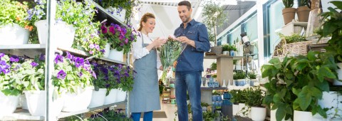 Vendeuse fleuristerie conseille un client