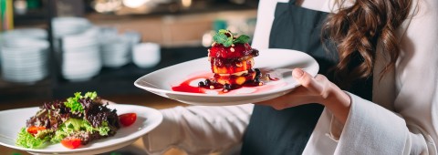 Serveur amenant des plats aux clients