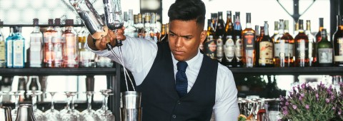 Un jeune barman en service