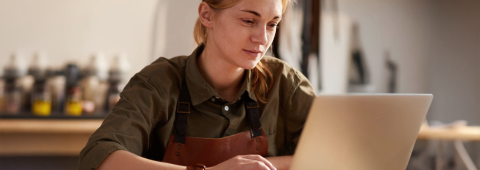 Femme sur son ordinateur