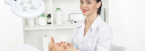 esthéticienne s'occupe d'une cliente