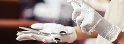 Femme en train de désinfecter des ciseaux